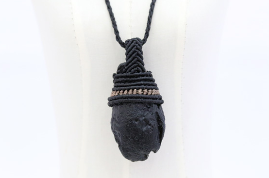 Collier pendentif en macramé en pierre Cintamani de haute qualité