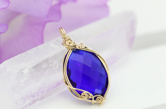 Pendentif "Tanzanite Fire" en cristal Sierra Nevada Andara, or K14